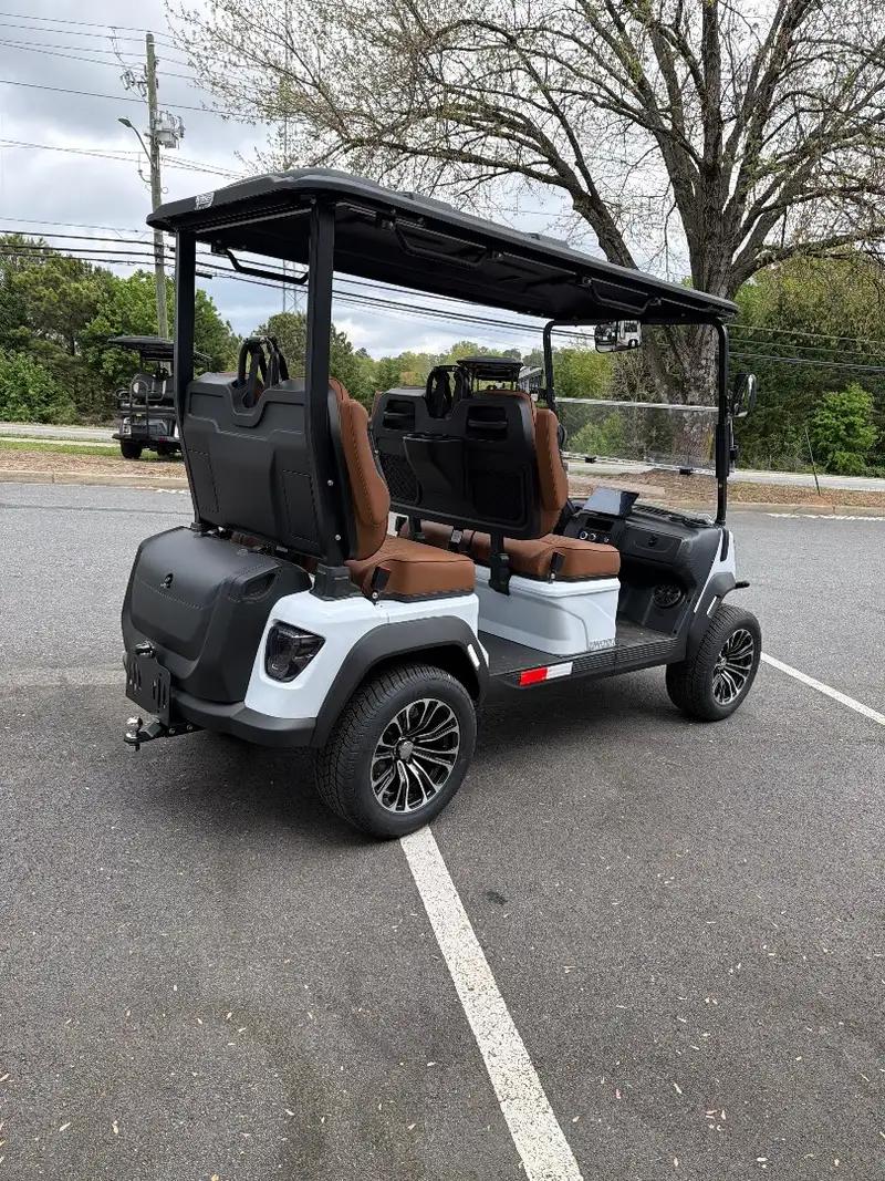 2026 Voyager EV Commander photo 5
