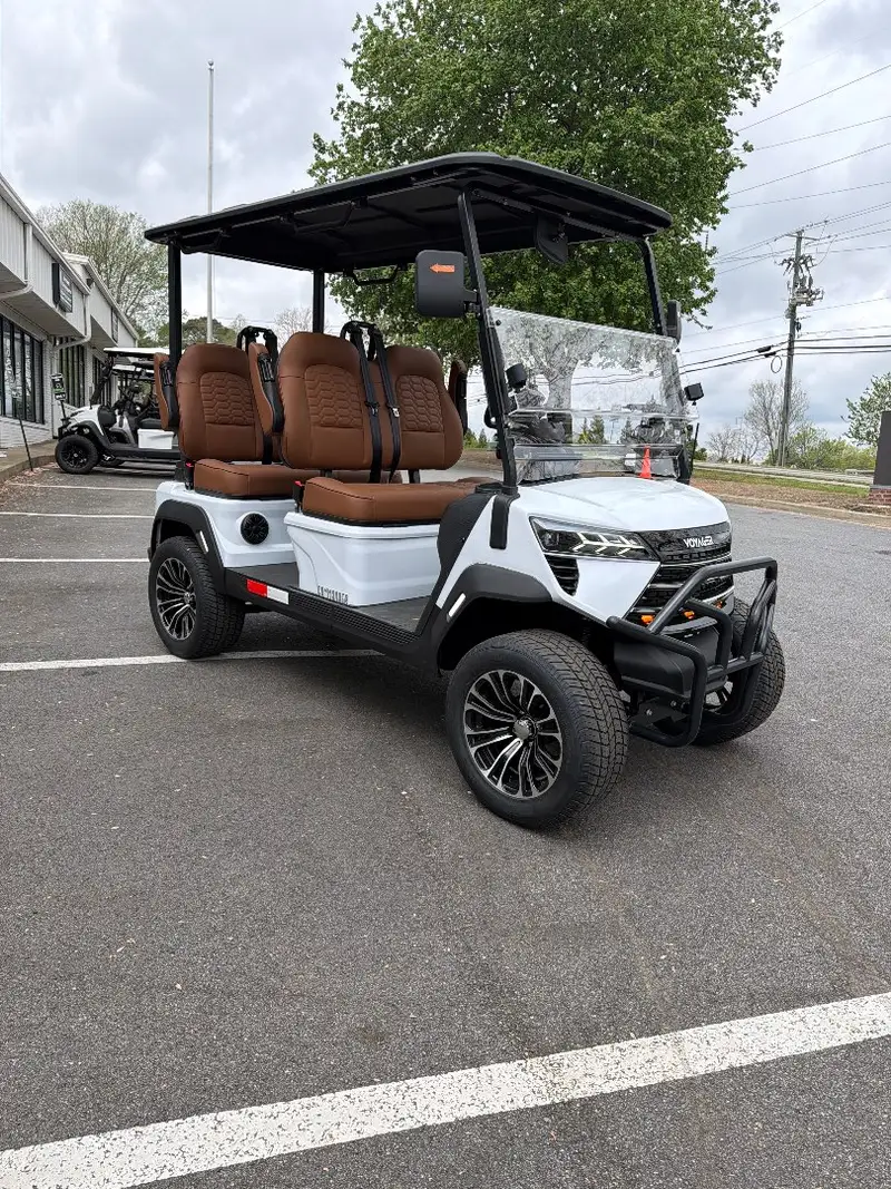 2026 Voyager EV Commander photo 3