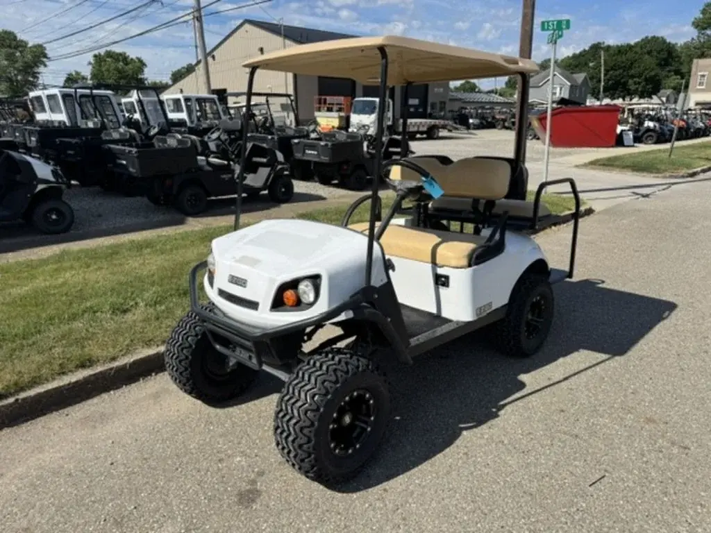 2018 E-Z-GO Express photo 1
