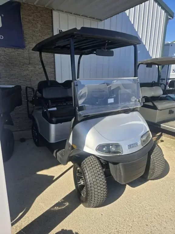 2023 E-Z-GO Valor photo 1