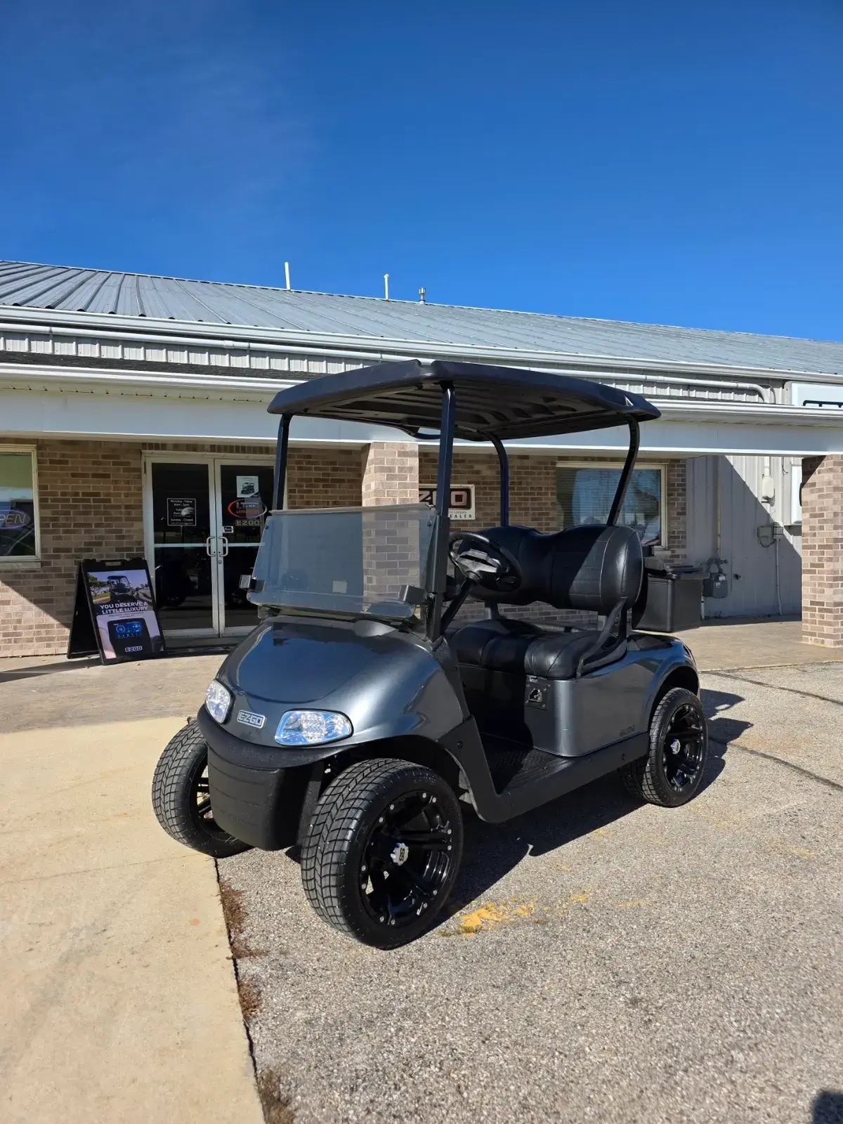 2022 E-Z-GO RXV photo 1
