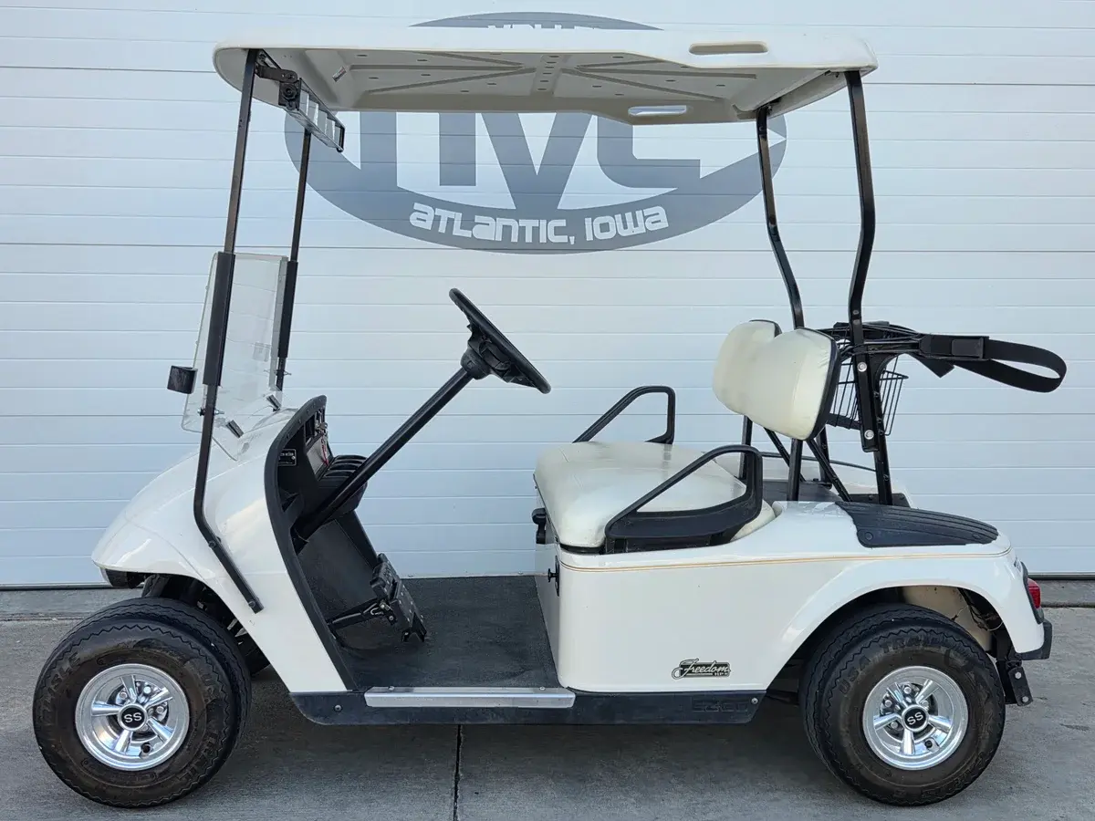 2004 E-Z-GO TXT photo 1