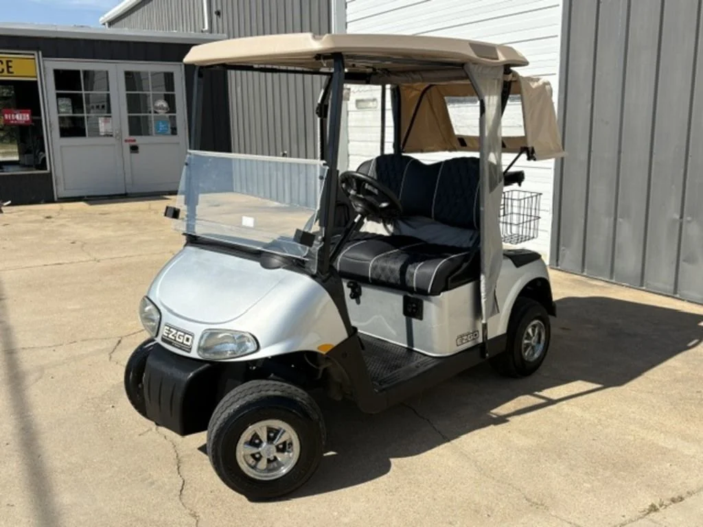 2015 E-Z-GO RXV photo 1