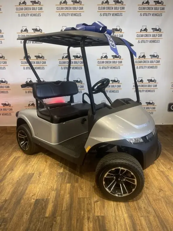 2025 E-Z-GO Valor photo 1