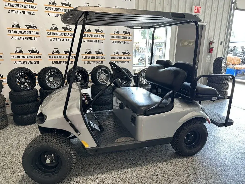 2022 E-Z-GO Valor photo 1